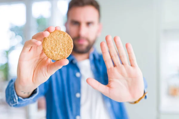 Beau Homme Mangeant Des Biscuits Sains Grains Entiers Avec Main — Photo