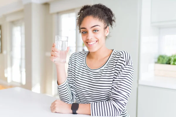 Joven Afroamericana Chica Bebiendo Vaso Agua Fresca Con Una Cara — Foto de Stock