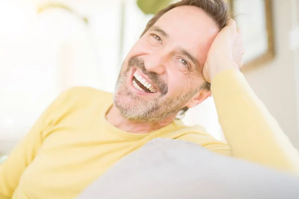 Rahat Evde Kameraya Gülümseyen Kanepede Oturan Yakışıklı Orta Yaş Adam — Stok fotoğraf