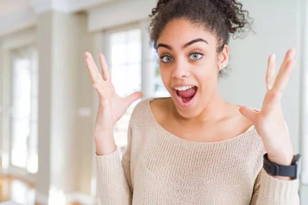 Schöne Junge Afrikanisch Amerikanische Frau Mit Afro Haaren Feiert Verrückt — Stockfoto