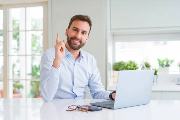 Bonito Homem Negócios Trabalhando Usando Laptop Computador Surpreso Com Uma — Fotografia de Stock