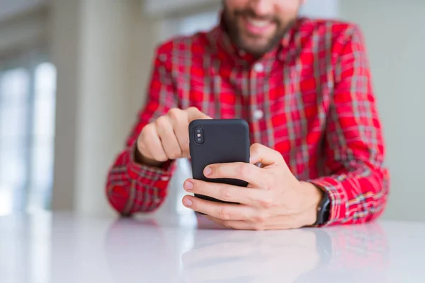 Smartphone Kullanarak Gülümseyen Adam Elinde Yakın Çekim — Stok fotoğraf