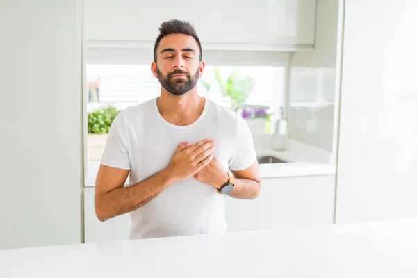 Camiseta Blanca Casual Hombre Hispano Guapo Casa Sonriendo Con Las —  Fotos de Stock