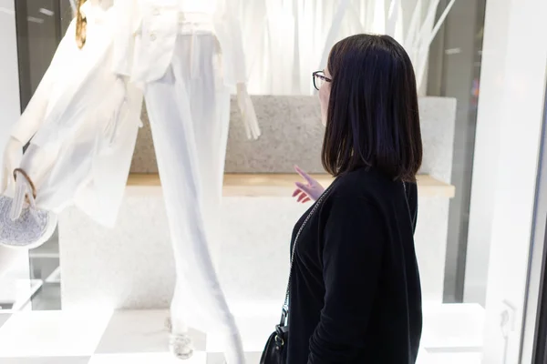 Belle Jeune Femme Regardant Vitrine Magasin Amour Avec Des Vêtements — Photo