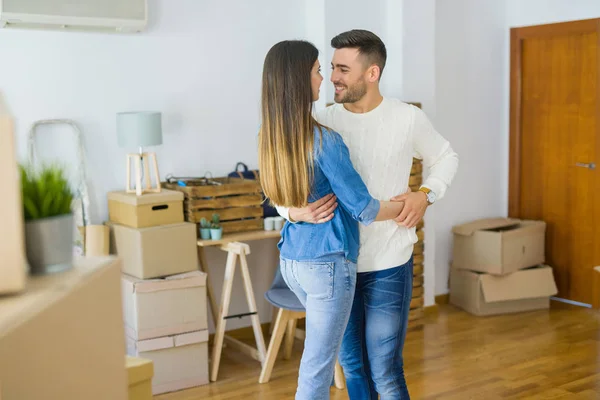 Hermosa Pareja Joven Mudándose Nuevo Hogar Bailando Amor Celebrando Nuevo — Foto de Stock