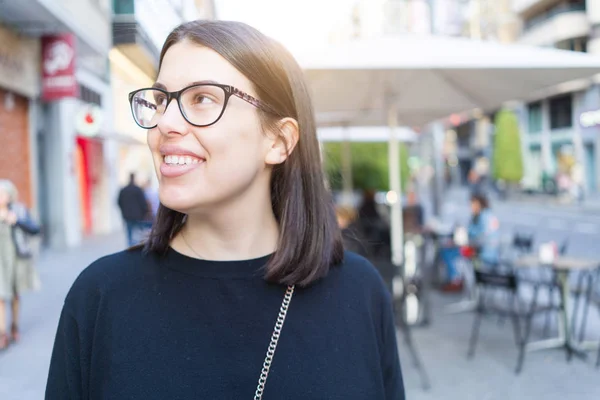 Belle Jeune Femme Brune Souriante Excitée Marchant Dans Les Rues — Photo