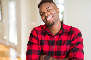 Yakışıklı afro-amerikan adam mutlu yüz kameraya bakarak çapraz kolları ile gülümseyerek. Pozitif kişi.