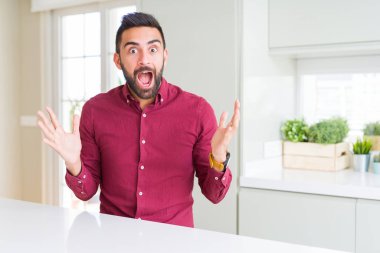 Yakışıklı İspanyol iş kutluyor deli adam ve silah ile başarı için hayran çığlık kaldırdı ve açık gözleri heyecanlı. Kazanan kavramı