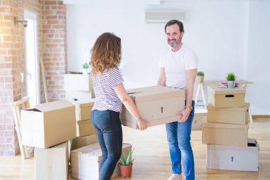 Orta yaş Senior çift yeni bir eve hareket, karton boks tutuyordum mutlu aşık Apartmant ile