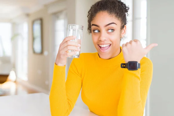 Joven Mujer Afroamericana Bebiendo Vaso Agua Dulce Señalando Mostrando Con —  Fotos de Stock