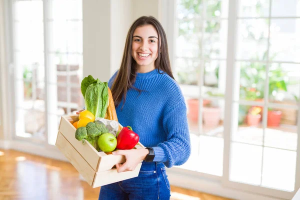 Jonge Vrouw Glimlachen Bedrijf Een Houten Doos Van Boodschappen Van — Stockfoto