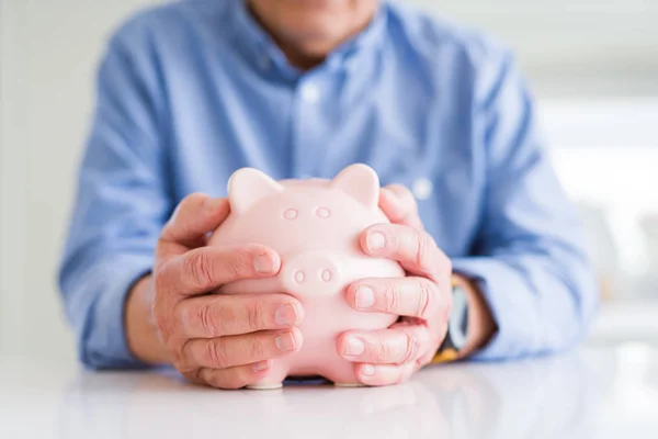 Homem Segurando Porquinho Banco Com Cuidado Economizando Dinheiro Para Aposentadoria — Fotografia de Stock