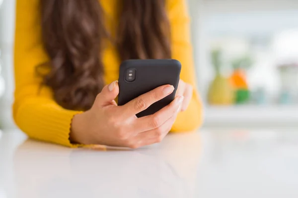 Close up de mãos de mulher usando smartphone — Fotografia de Stock