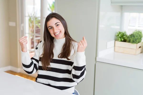 Bella Giovane Donna Con Maglione Righe Che Celebra Sorpreso Stupito — Foto Stock