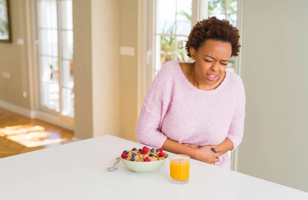 Ung Afrikansk Amerikansk Kvinna Äter Hälsosam Frukost Morgonen Hemma Med — Stockfoto