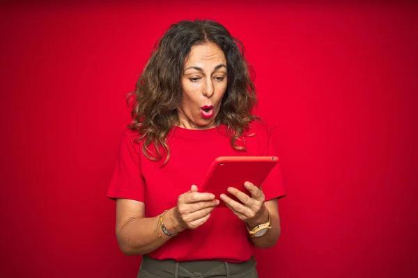 Donna Anziana Mezza Età Che Utilizza Tablet Touchpad Sfondo Rosso — Foto Stock