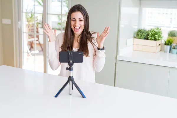 Mooie Jonge Vrouw Opnemen Selfie Video Met Smartphone Webcam Vieren — Stockfoto