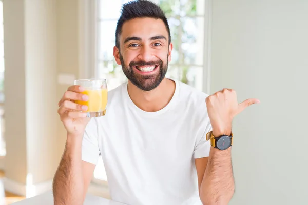 Hombre Hispano Guapo Bebiendo Jugo Naranja Saludable Señalando Mostrando Con — Foto de Stock
