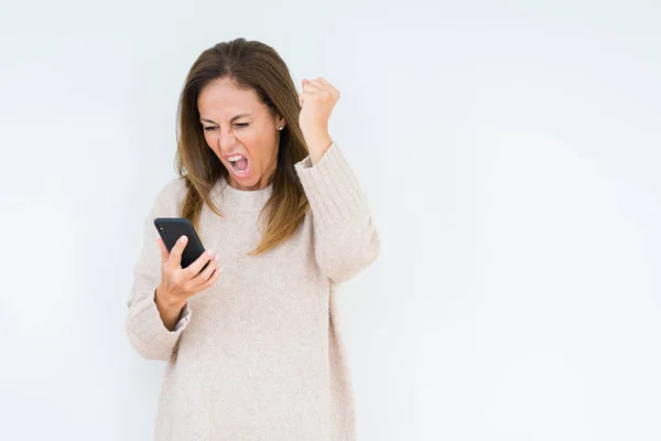 Mujer Mediana Edad Usando Teléfono Inteligente Sobre Fondo Aislado Molesto — Foto de Stock