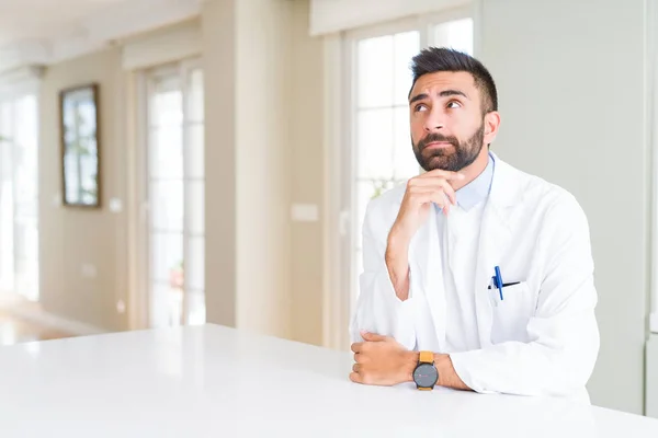 Schöner Hispanischer Arzt Oder Therapeut Mann Medizinischem Mantel Der Klinik — Stockfoto