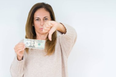 Orta yaş kadın kızgın yüz ile izole arka plan üzerinde 20 dolar banka notu tutan, aşağı başparmak ile sevmediğim gösteren negatif işareti, ret kavramı