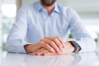 Beyaz masa üzerinde çarpı işareti adam elinde kapat