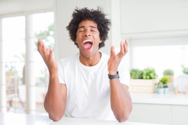 Beyaz bir tişört giyen genç Afro-Amerikalı adam evde oturmuş başarıya deli gibi seviniyor. Kolları havada ve gözleri kapalı heyecanla bağırıyor. Kazanan konsept