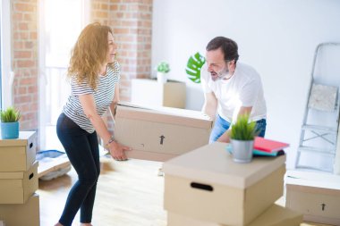 Orta yaş Senior çift yeni bir eve hareket, karton boks tutuyordum mutlu aşık Apartmant ile