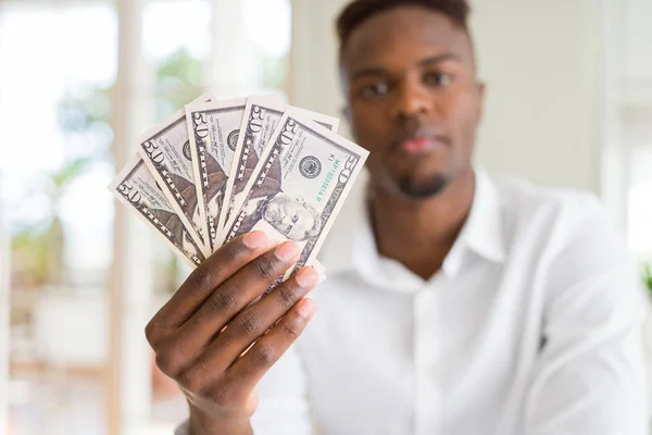 Африканский Американец Держит Банкноты Пятьдесят Долларов Уверенным Выражением Умной Морде — стоковое фото