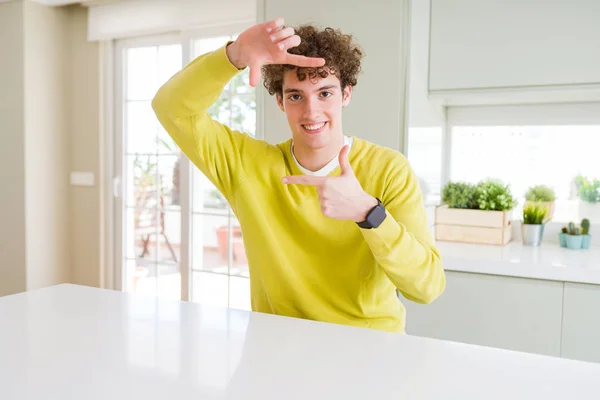 Νεαρός Όμορφος Άντρας Κίτρινη Μπλούζα Στο Σπίτι Χαμογελώντας Κάνοντας Κορνίζα — Φωτογραφία Αρχείου