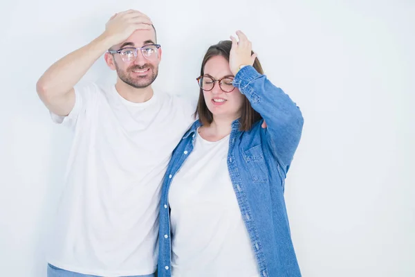 Casal Jovem Juntos Vestindo Óculos Sobre Fundo Isolado Branco Estressado — Fotografia de Stock
