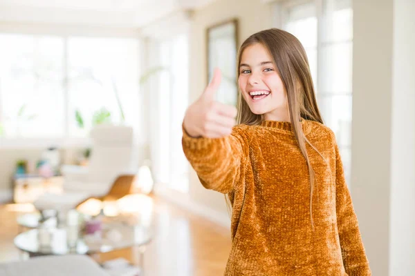 Mooi Jong Meisje Kid Thuis Doet Gelukkig Duimen Omhoog Gebaar — Stockfoto