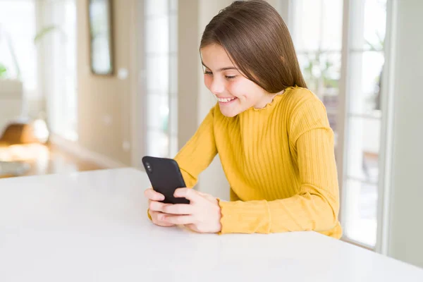Menina Bonita Criança Enviando Uma Mensagem Usando Smartphone Com Rosto — Fotografia de Stock