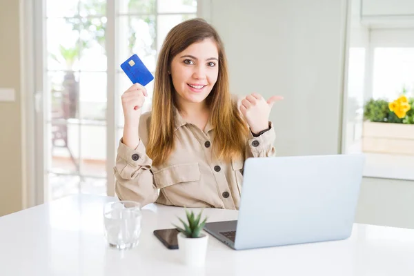 Bella Giovane Donna Shopping Online Con Laptop Carta Credito Puntando — Foto Stock