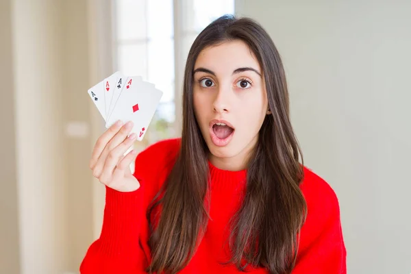 美丽的年轻女子赌博玩扑克害怕在震惊与惊喜的脸 害怕和兴奋与恐惧的表情 — 图库照片