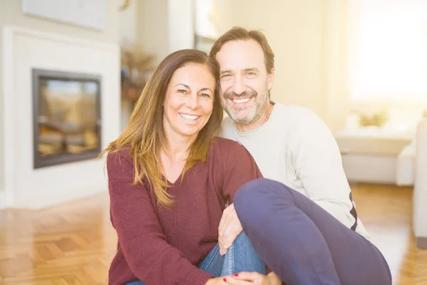 Bella Coppia Romantica Seduti Insieme Sul Pavimento Casa — Foto Stock