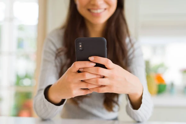 Primer plano de las manos de la mujer usando el teléfono inteligente sonriendo —  Fotos de Stock