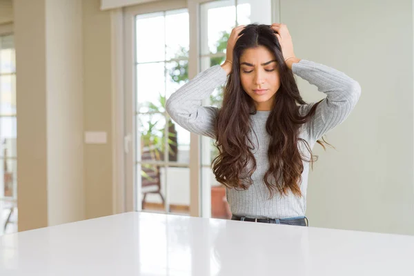 Jovem Mulher Bonita Casa Sofrendo Dor Cabeça Desesperada Estressada Porque — Fotografia de Stock