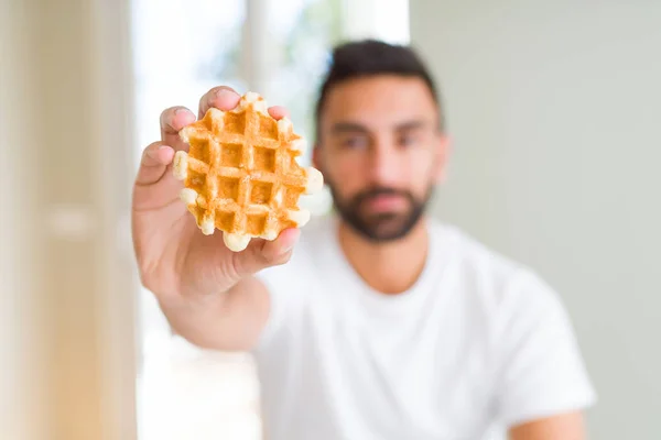 Bel Homme Hispanique Manger Doux Gaufres Belges Pâtisserie Avec Une — Photo