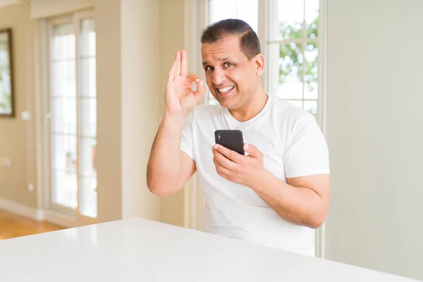 Orta Yaş Adam Evde Parmakları Ile Işareti Yapıyor Akıllı Telefon — Stok fotoğraf