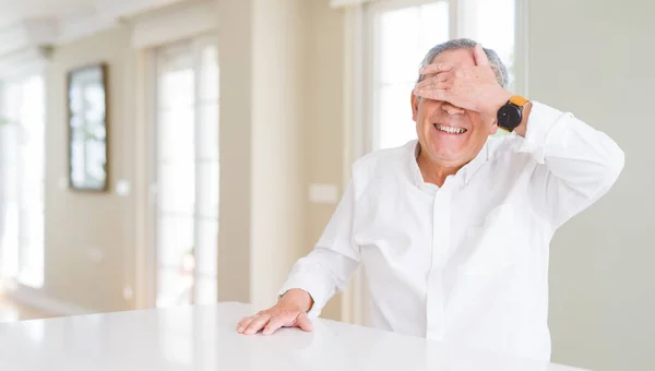 Yakışıklı Yaşlı Adam Evde Gülümseyerek Sürpriz Için Gözleri Kaplayan Yüzünde — Stok fotoğraf