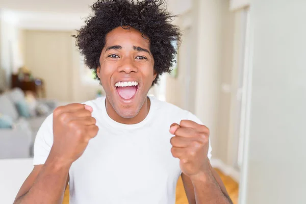 アフリカ系アメリカ人の家庭では 腕成功発生祝う勝利の笑顔のために興奮しました 勝者の概念 — ストック写真