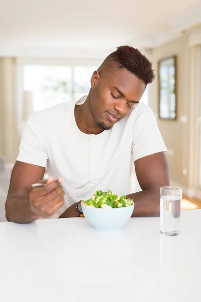 Pohledný Africké Mladý Muž Zdravý Zeleninový Salát Pomocí Fork Jídlu — Stock fotografie