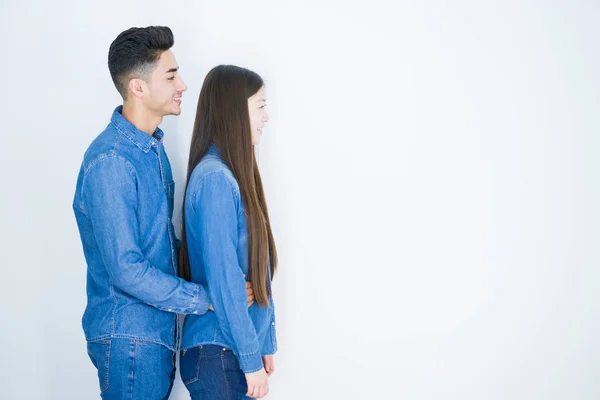 Bonito Jovem Asiático Casal Sobre Branco Isolado Fundo Olhando Para — Fotografia de Stock