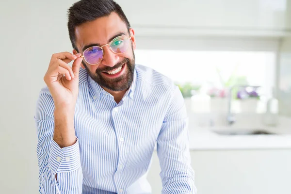 Bello uomo d'affari con gli occhiali e sorridente allegro con — Foto Stock