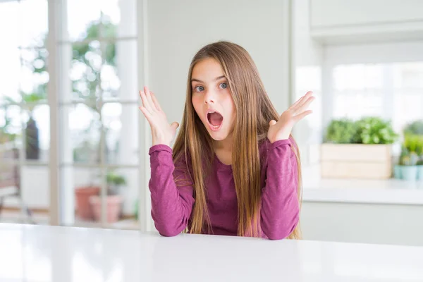 Hermosa Niña Mesa Blanca Celebrando Loco Sorprendido Por Éxito Con — Foto de Stock