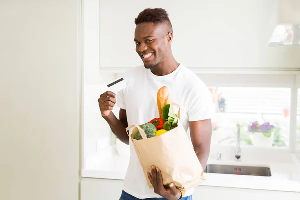 Američan Afričana Muž Držel Papírový Sáček Plný Potravin Držení Platební — Stock fotografie
