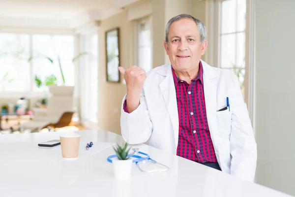 Przystojny Starszy Lekarz Człowiek Nosi Płaszcz Medyczny Klinice Uśmiechając Się — Zdjęcie stockowe