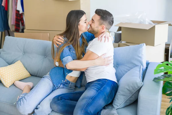 Schönes Paar Umarmt Sich Verliebt Auf Dem Sofa Sehr Glücklich — Stockfoto