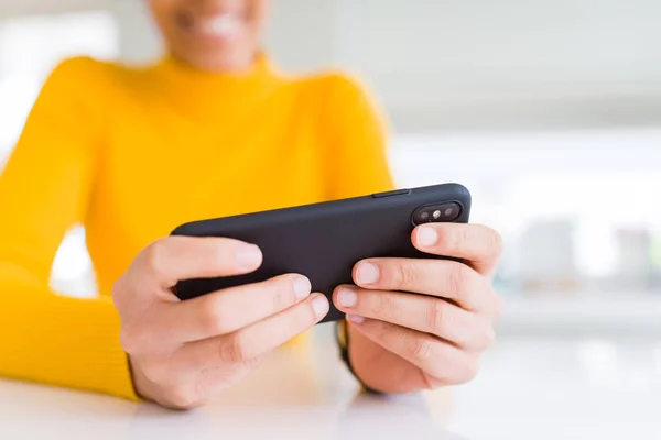 Close Van Jonge Afrikaanse Vrouw Met Behulp Van Smartphone — Stockfoto